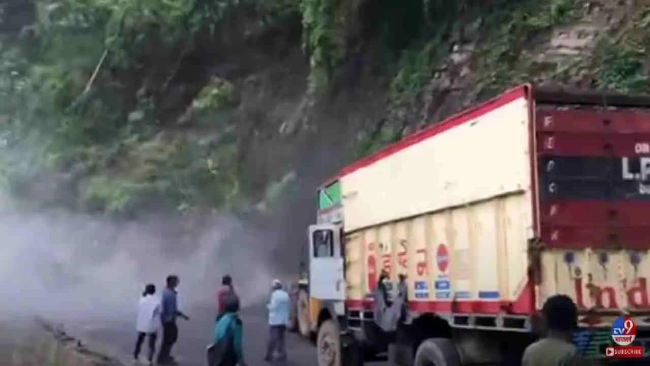 નાસિકના સાપુતારામાં સામે આવ્યા લેન્ડસ્લાઈડના ભયાનક દૃશ્યો, જીવ બચાવવા લોકો ભાગ્યા, જુઓ Exclusive Video