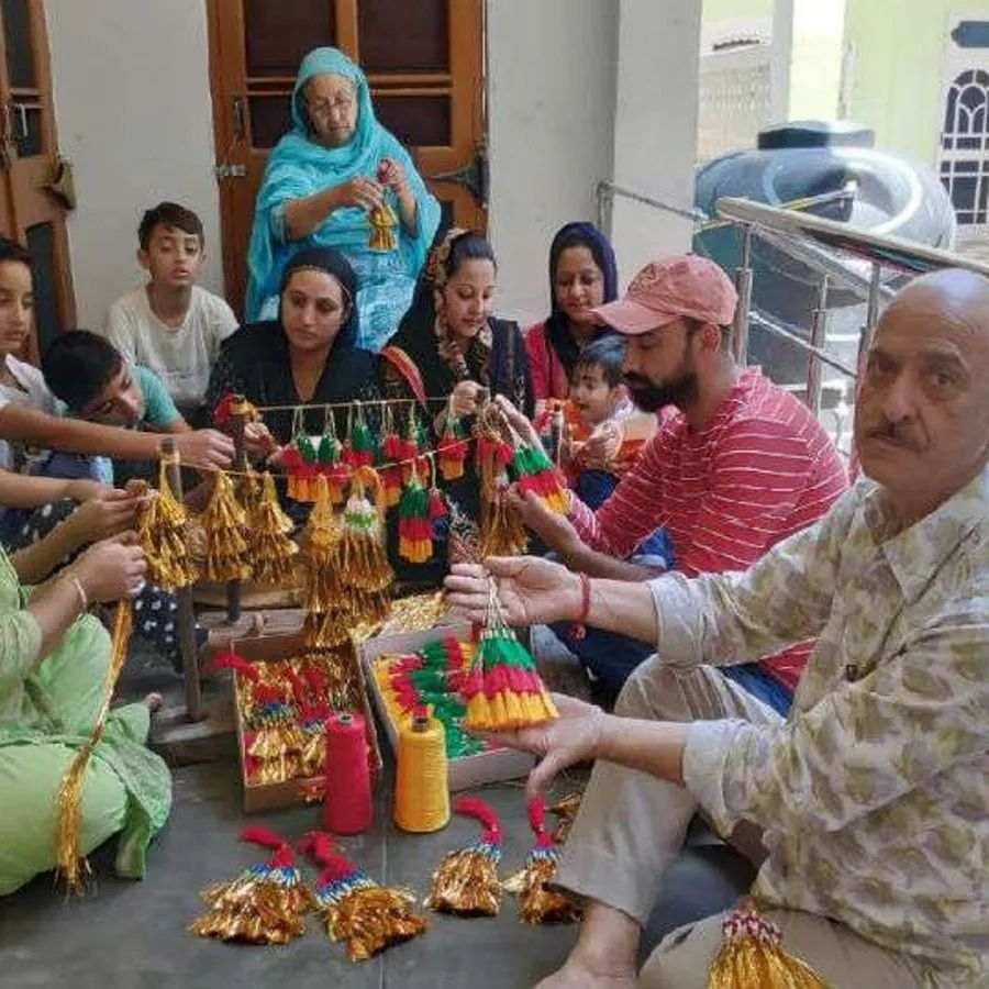 એવું કહેવાય છે કે, 1641 માં શાહજહાંના શાસન દરમિયાન, રાજા પૃથ્વી સિંહ ભગવાન રઘુનાથની મૂર્તિને ચંબામાં લાવ્યા હતા. તે સમયગાળામાં શાહજહાંએ મિર્ઝા સફી બેગને દિલ્હીથી ચંબા મોકલ્યા. મિર્ઝા પરિવાર ઝરી અને ગોટાનું કામ કરતો હતો. તેથી સફી બેગે સોનાનો મિંજર બનાવીને ભગવાન રઘુનાથને અર્પણ કર્યો. ત્યારથી આ પરંપરા શરૂ થઈ. એક મિંજર તૈયાર કરવામાં લગભગ 20 મિનિટ લાગે છે.