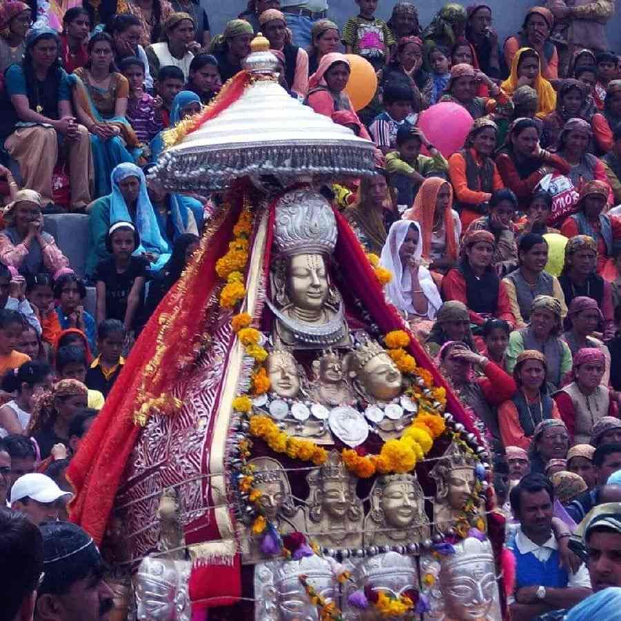 ખાસ વાત એ છે કે હિમાચલ પ્રદેશના દરેક ગામમાં પોતાના દેવતા છે. તે દેવી-દેવતાઓને પરંપરાગત વેશભૂષામાં મેળામાં લાવવામાં આવે છે. મિંજરના મેળામાં પ્રથમ દિવસે ભગવાન રઘુવીરની યાત્રા થાય છે. મિંજર મેળો હિમાચલ પ્રદેશની સંસ્કૃતિને દર્શાવે છે. જો તમારે હિમાચલ પ્રદેશની સંસ્કૃતિ જોવી હોય તો તમારે અહીં ચોક્કસ આવવું જોઈએ. આ મેળાને જોવા માટે દેશના અનેક રાજ્યોમાંથી પ્રવાસીઓ પહોંચે છે.