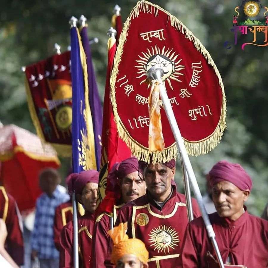 મેળાની શરૂઆત મિંજર અર્પણથી થાય છે. અહીંના લોકો ભગવાન રઘુવીર અને લક્ષ્મીનારાયણને મિંજર અર્પણ કરે છે. આ મિંજરની ઝાંખીને ખાસ શણગારવામાં આવી છે. અહીં એક મુસ્લિમ પરિવાર તેને સજાવવાનું કામ કરે છે. તેને રેશમના તાર, મોતી અને તલની મદદથી શણગારવામાં આવે છે. તેને ચંબાના ઐતિહાસિક ચૌગાનમાં લાવવામાં આવે છે અને તેમાં મોટી સંખ્યામાં લોકો ભાગ લે છે.