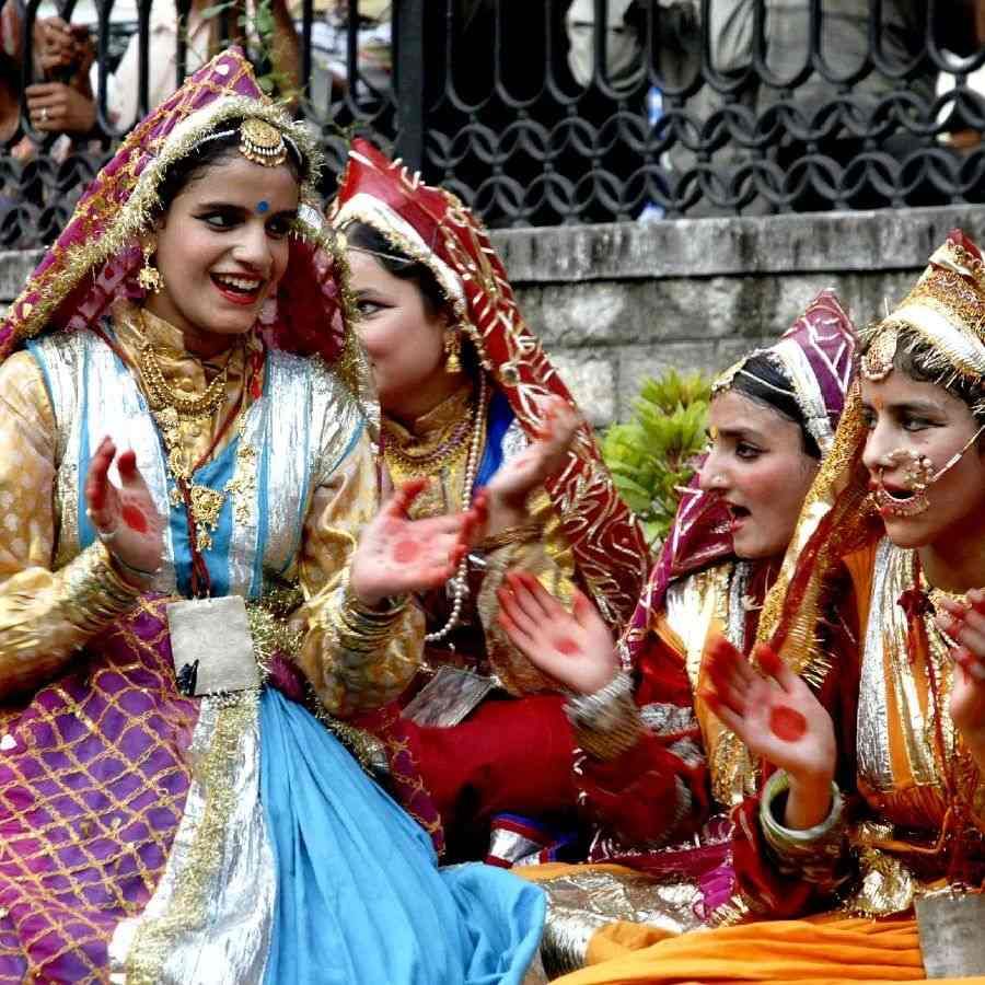 મિંજરના મેળામાં માત્ર હિમાચલ પ્રદેશની સંસ્કૃતિ જ નહીં, પરંતુ તેની વાનગીઓ, લોક કલા અને રમતગમતની ઝલક પણ જોવા મળે છે. ચંબાના ચૌગાન પહાડીમાં ભરાતા આ મેળામાં પહોંચતા જ ચારેબાજુ બરફથી ઢંકાયેલા હિમાલયના શિખરો પણ જોવા મળે છે. આ જ કારણ છે કે હિમાચલ પ્રદેશ પહોંચેલા પ્રવાસીઓ તેનો વિશેષ આનંદ લે છે.
