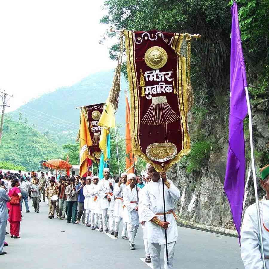 મિંજરના મેળા વિશે એક કહેવત છે – ચંબે એક દિન ઓણા કને મહિનો રૈણા… તેનો અર્થ છે જે એક દિવસ માટે ચંબા આવે છે, તે આ સ્થળની સુંદરતા જોઈને એક મહિના સુધી અહીં રહે છે. મેળામાં હિમાચલી સંસ્કૃતિ, ચારેબાજુ બરફથી ઢંકાયેલા હિમાલયના શિખરો અને નીચે પૂરજોશમાં વહેતી રાવી નદી પ્રવાસીઓને આકર્ષે છે અને મનમોહી લે છે.