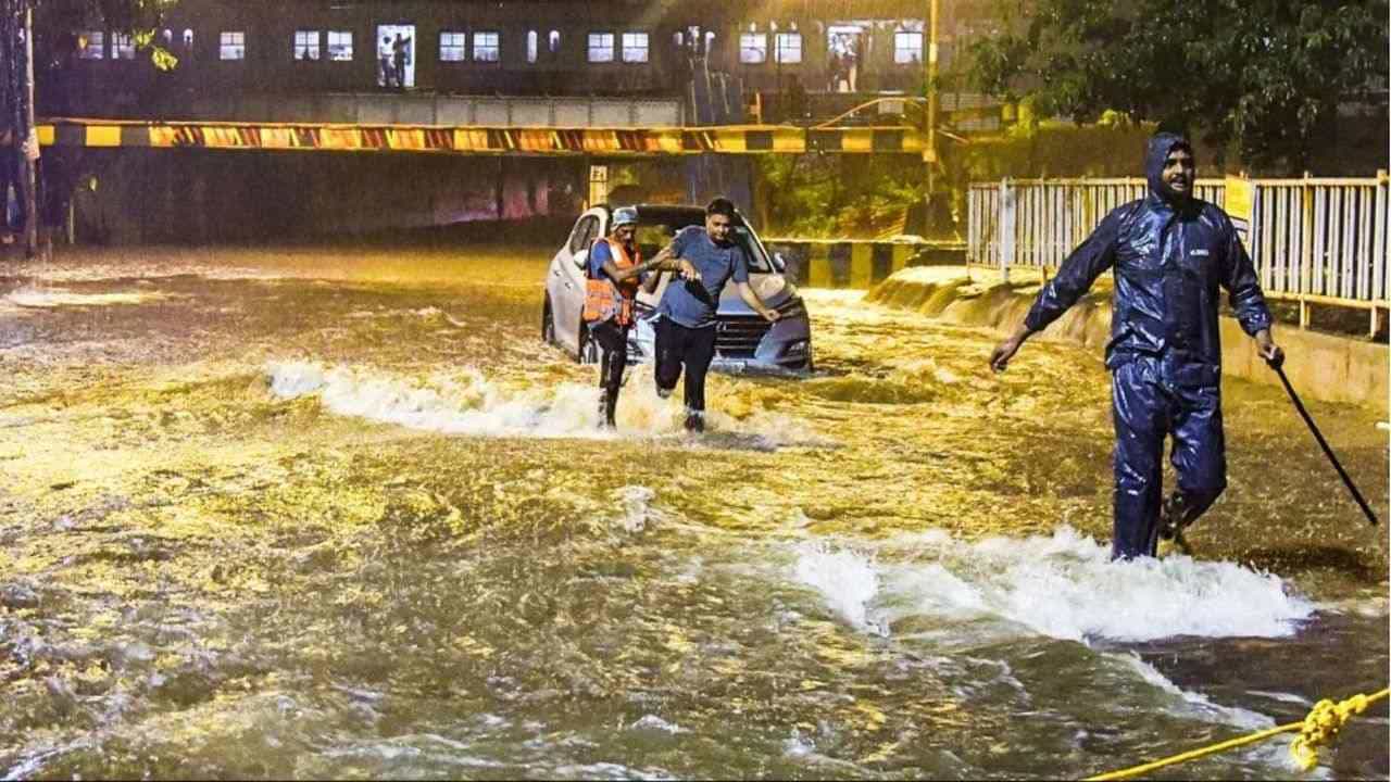 Heavy Rain In Mumbai: મુંબઈ, ભારે વરસાદને કારણે પરેશાન, પાણી ભરાવાને કારણે બસના રૂટ બદલાયા, IMDએ 24 કલાકનું એલર્ટ જાહેર કર્યું