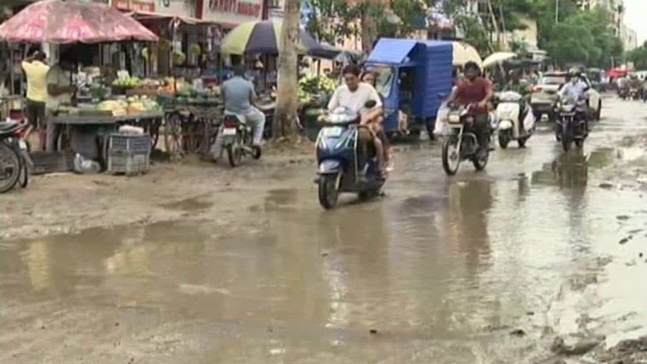 Ahmedabad: વરસાદ બાદ લાંભા-નારોલ વોર્ડમાં રસ્તાઓની હાલત એટલી ખરાબ થઈ ગઈ કે ત્યાંથી પસાર થવું પણ મુશ્કેલ