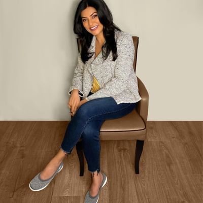 જો તમે પણ ક્લાસી લુક ઇચ્છો છો, તો સુષ્મિતા સેનની આ સ્ટાઇલ તમે ટ્રાય કરી શકો છો. ઓફિસ વગેરે માટે તમે આ લુક કેરી કરી શકો છો. જીન્સ ટી-શર્ટ સાથે સ્ટાઇલિશ જેકેટ કેરી કરીને તમે છવાઈ શકો છો. આ લુક સાથે તમે સ્નીકર્સ કેરી કરી શકો છો.