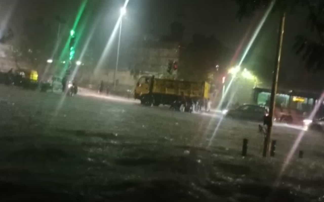 Monsoon 2022: ભારે વરસાદે અમદાવાદના હાલ બેહાલ કર્યાં, મોટા ભાગના રસ્તા પર પાણી ફરી વળતાં વાહનચાલકો ફસાયા