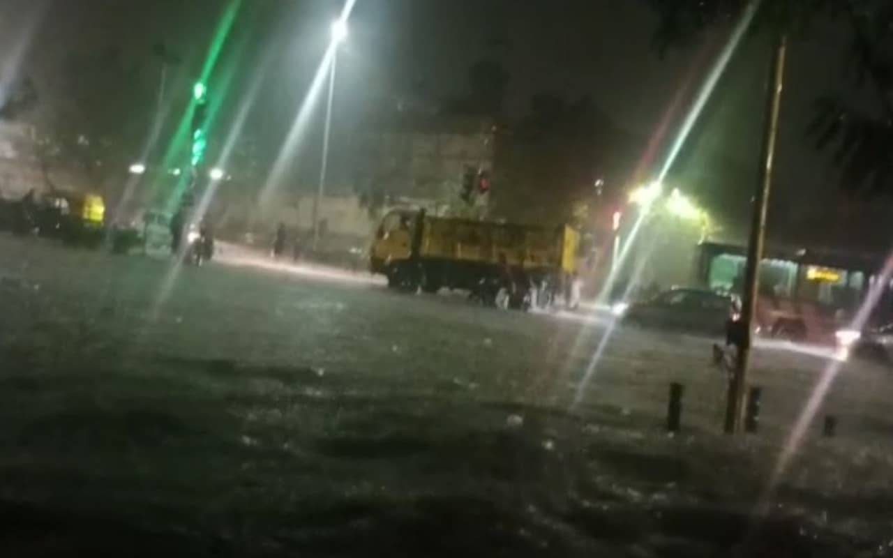 Monsoon 2022: ભારે વરસાદે અમદાવાદના હાલ બેહાલ કર્યાં, મોટા ભાગના રસ્તા પર પાણી ફરી વળતાં વાહનચાલકો ફસાયા
