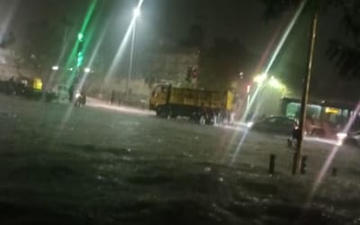 Monsoon 2022: ભારે વરસાદે અમદાવાદના હાલ બેહાલ કર્યાં, મોટા ભાગના રસ્તા પર પાણી ફરી વળતાં વાહનચાલકો ફસાયા Monsoon 2022: ભારે વરસાદે અમદાવાદના હાલ બેહાલ કર્યાં, મોટા ભાગના રસ્તા પર પાણી ફરી વળતાં વાહનચાલકો ફસાયા