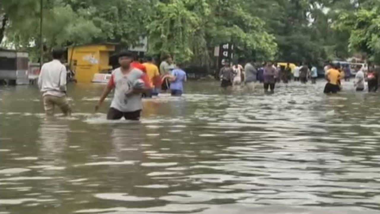 અમદાવાદના નીચાણવાળા સંખ્યાબંધ વિસ્તારોમાં હજુ પાણી, પ્રિ-મોન્સૂન પ્લાન ધોવાઈ જતાં લોકોમાં રોષ