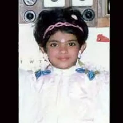 જો આપણે થોડા વર્ષો પાછળ જઈએ તો આ ફોટોમાં દેખાતી નાની બાળકીને જોઈને કદાચ કોઈ એમ ન કહી શકે કે આ બાળકી ભવિષ્યમાં આંતરરાષ્ટ્રીય સ્તરે સમગ્ર દેશનું નામ રોશન કરશે. આ ફોટોમાં દેખાતી આ નાની છોકરી છે પ્રિયંકા ચોપરા.