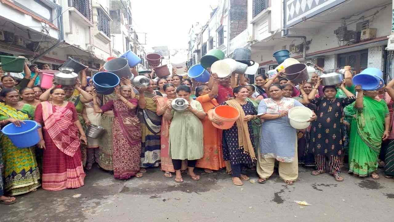 Surat : પુણા અને પાણીને છત્રીસનો આંકડો, બે દિવસથી પાણી ન આવતાં ગૃહિણીઓમાં આક્રોશ