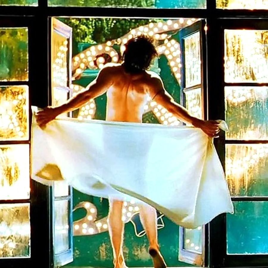 રણબીર કપૂરની ડેબ્યુ ફિલ્મ સાંવરિયા હતી. આ ફિલ્મમાં જબસે તેરે નૈના ગીતમાં રણબીર કપૂર આ સ્ટાઇલમાં ટુવાલ પકડેલો જોવા મળ્યો હતો.