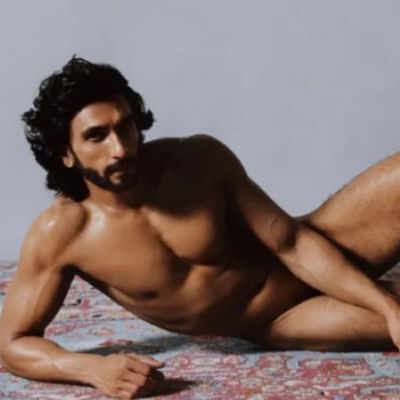 ગુરુવારના રોજ ઈન્ટરનેટ પર ધમાલ મચી હતી. કારણ રણવીર સિંહનું ન્યૂડ ફોટોશૂટ (Nude photoshoot) છે. રણવીરના આ ફોટો સોશિયલ મીડિયા પર વાયરલ થયા છે. રણવીર સિંહ પ્રથમ કલાકાર નથી કે તેણે ન્યૂડ ફોટોશૂટ કરાવ્યું હોય, રણવીર પહેલા અનેક સ્ટાર છે જેમના ન્યુડ ફોટો સામે આવ્યા છે