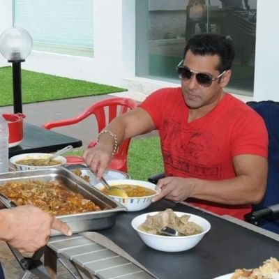 બોલિવૂડ સ્ટાર પોતાની ફિટનેસને લઈને ખૂબ જ સજાગ હોય છે. તે પોતાની ફિટનેસ સાથે કોઈ બાંધછોડ કરતા નથી.  જોકે, કેટલાક સેલેબ્સ ફાસ્ટ ફૂડ ખાવાનો ચસકો વધુ છે. આ સ્ટાર્સમાં સલમાન ખાનનું નામ પણ સામેલ છે. સલમાન ખાન બિરયાની અને ચાટ ખાવાનું પસંદ કરે છે. જ્યારે પણ તેમને તક મળે છે, તેઓ જંક ફૂડ ખાય છે. પણ પછી વર્કઆઉટ્સ પણ કરે છે.