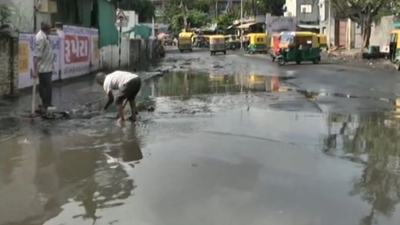Ahmedabad: વરસાદ પડ્યાના 8-8 કલાક વિત્યા પછી પણ સરસપુર-શારદાબેન હોસ્પિટલના રસ્તા પર પાણી