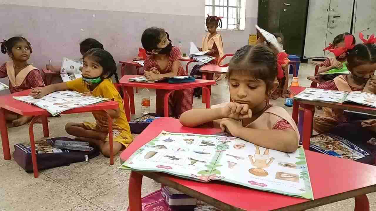 Jamnagar : સરકારી શાળામાં ધોરણ 1 અને 2ના વિદ્યાર્થીઓને પુસ્તકો મળ્યા નથી