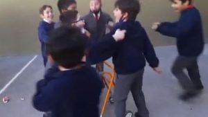 Viral Video: સ્કૂલના નાના વિદ્યાર્થીનો વીડિયો થયો વાઈરલ, લોકો માતા-પિતાએ કરેલા ઉછેરના કરી રહ્યા છે વખાણ
