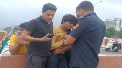 Surat : તાપી નદીના બ્રિજની પાળી પરથી કૂદીને આપઘાત કરવા ગયેલા વિદ્યાર્થીને સુરત ફાયરે બચાવી લીધો