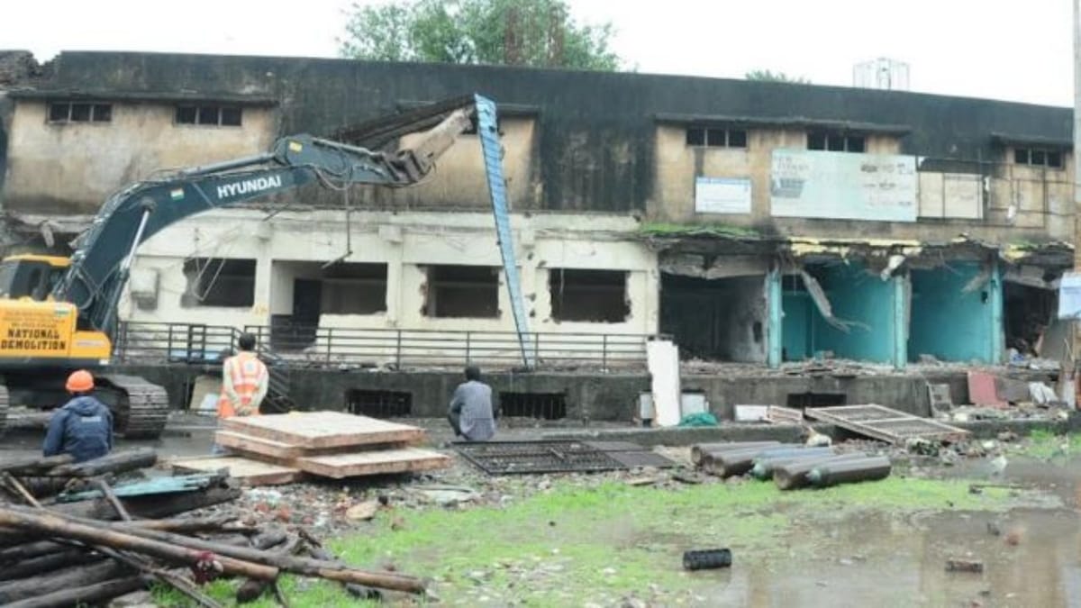 Surat : ફરી બુલડોઝર ફર્યું, રુદરપુરામાં મેટ્રો સ્ટેશનને નડતરરૂપ 51 દુકાનો ધરાવતા કોમ્પલેક્ષનું ડિમોલિશન