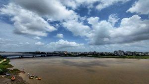 Surat : તાપી નદી બંને કાંઠે, ઉકાઇમાંથી છોડાઈ રહેલા પાણીના કારણે તાપી નદીનો સુંદર નજારો આવ્યો સામે, જુઓ Drone Video 