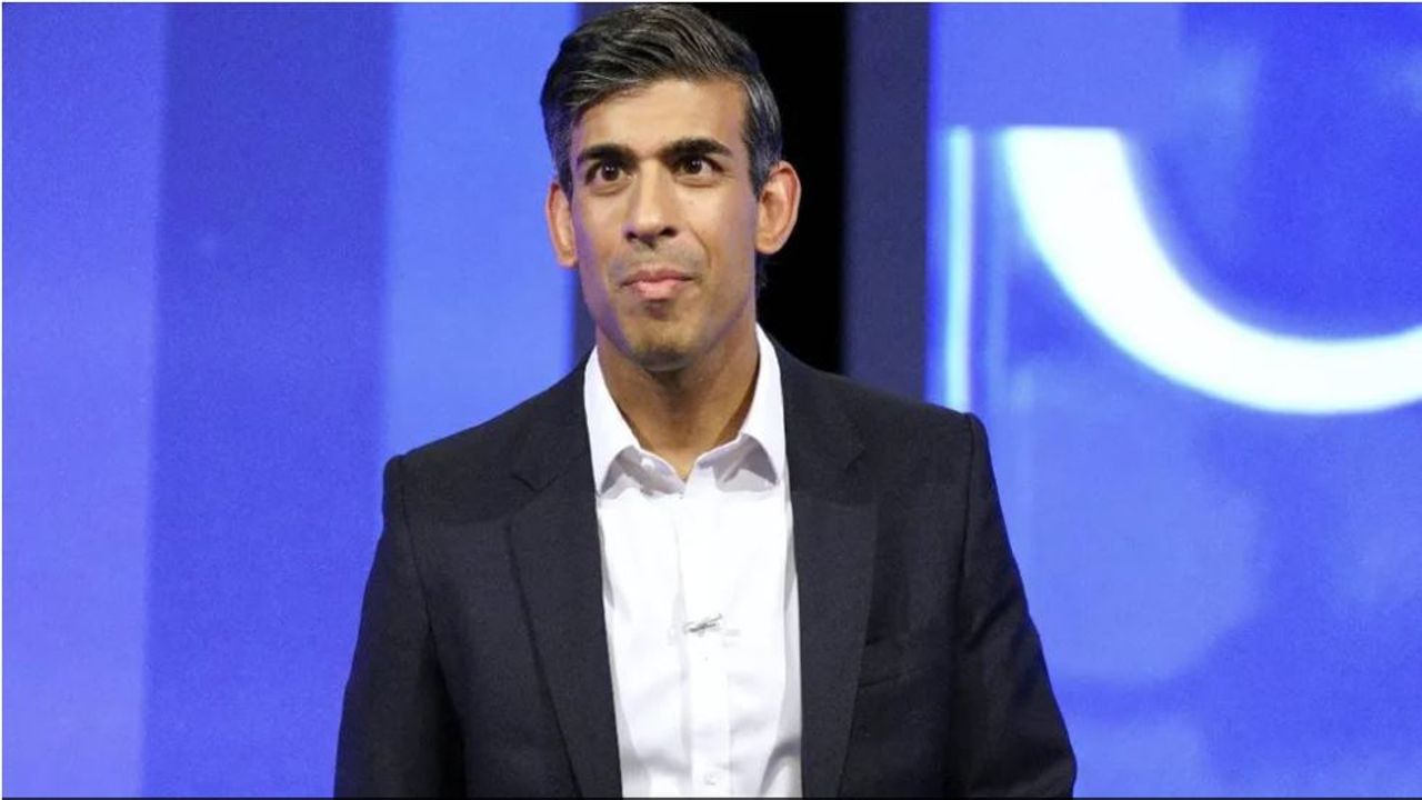 britain-uk-england-prime-minister-candidate-rishi-sunak-rushes-to-help-tv-host-who-faints-during-live-debate