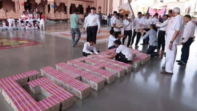 11,111 પુસ્તકોના ઉપયોગથી ‘હેપ્પી 18th બર્થડે ઘનશ્યામ મહારાજ!’ સૌથી મોટું વાક્ય બનાવવાનો ગિનિસ રેકોર્ડ સ્થપાયો