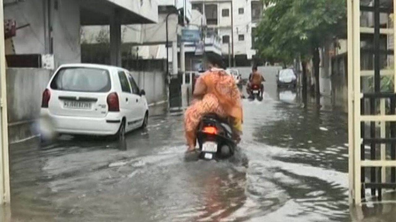 Vadodara: ડભોઈ વિસ્તારમાં રાત્રે ભારે વરસાદ બાદ રસ્તા પર પાણી ભરાંયાં, સવારમાં વાહનચાલકોને ભારે મુશ્કેલી પડી