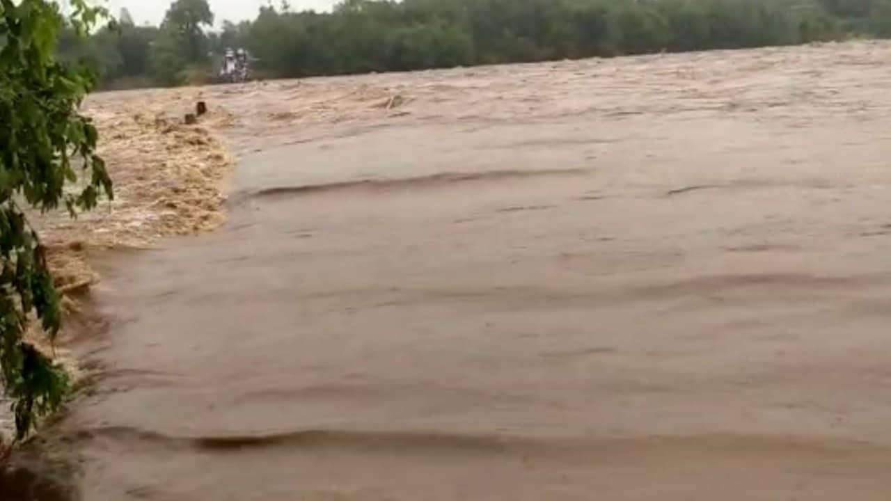 Valsad: ભારે વરસાદના કારણે ઔરંગા નદી ઓવરફ્લો, કાંઠા વિસ્તારોમાં પાણી ભરાયાં