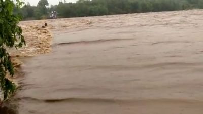 Valsad: ભારે વરસાદના કારણે ઔરંગા નદી ઓવરફ્લો, કાંઠા વિસ્તારોમાં પાણી ભરાયાં