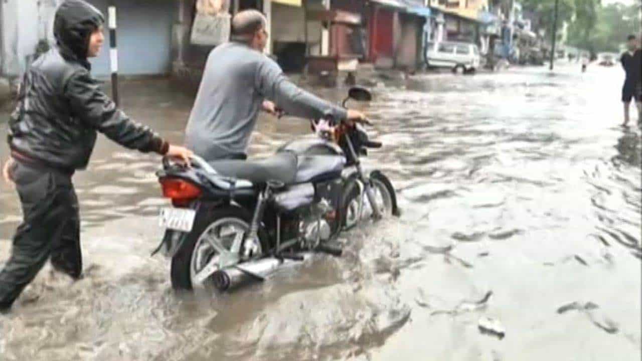 Ahmedabad: પૂર્વ વિસ્તારમાં ધોધમાર વરસાદના પગલે અનેક વિસ્તારો જળબંબાકાર