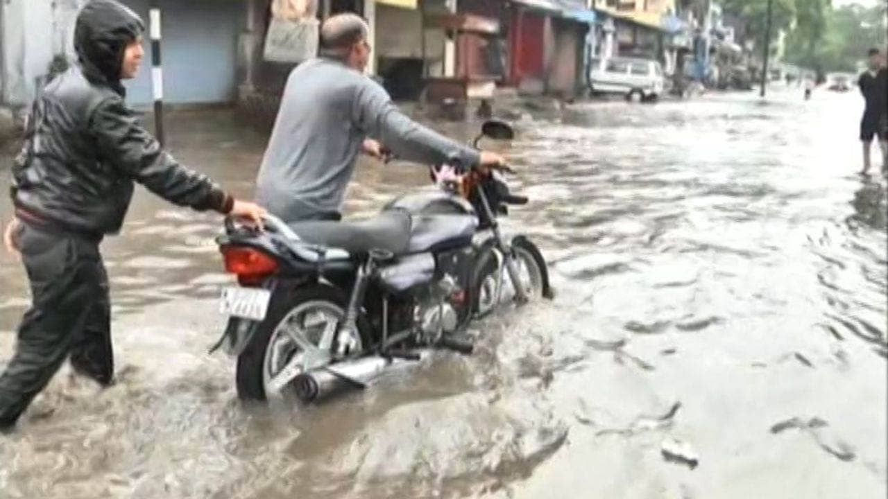 Ahmedabad: પૂર્વ વિસ્તારમાં ધોધમાર વરસાદના પગલે અનેક વિસ્તારો જળબંબાકાર