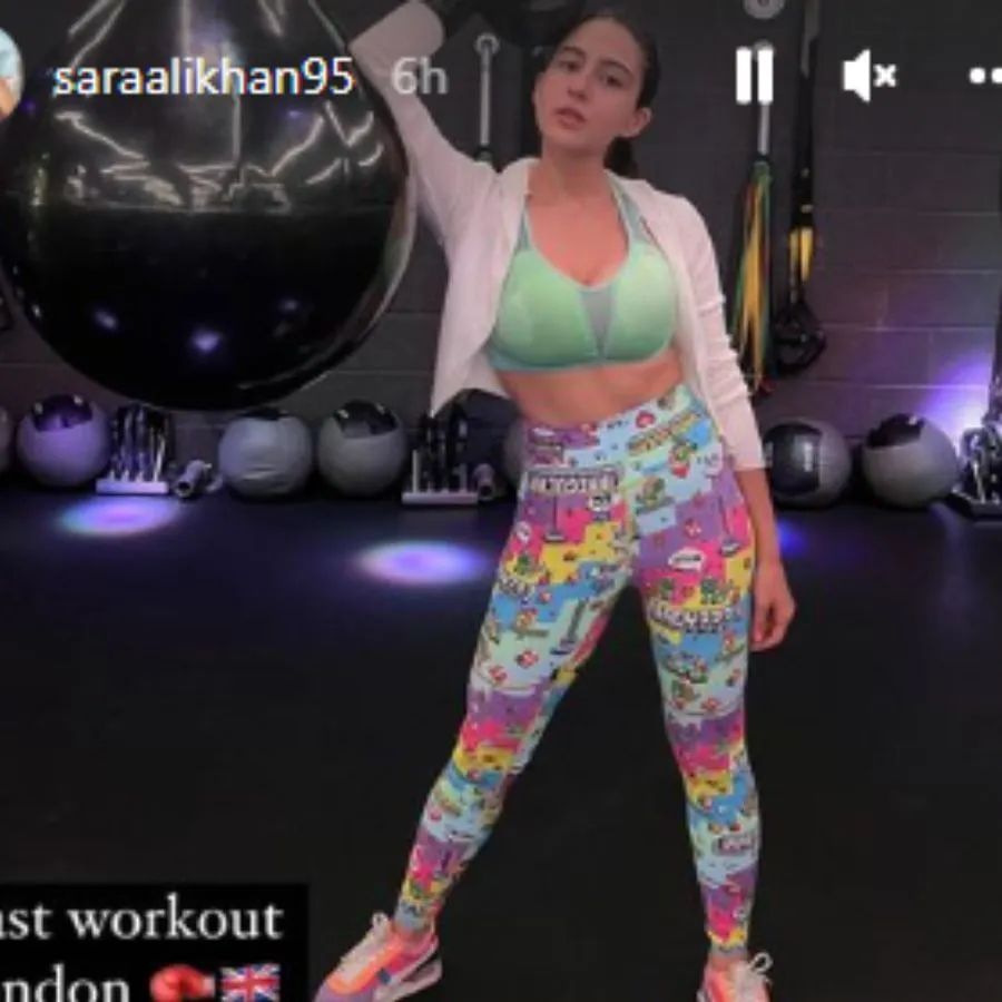 સારા અલી ખાનનું (Sara Ali Khan) નામ બોલિવૂડની ટોચની અભિનેત્રીઓમાં સામેલ છે. અભિનેત્રી સારા અલી ખાન હાલમાં જ એક શૂટિંગના સંદર્ભમાં લંડનમાં હતી. પોતાની ઈન્સ્ટાગ્રામ સ્ટોરી પર જિમની તસવીર શેર કરતા તેણે લખ્યું - 'છેલ્લી વર્કઆઉટ લંડન.'