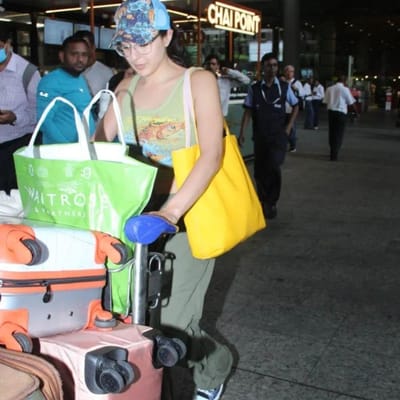 સારા અલી ખાન સામાન્ય માણસની જેમ જ જીંદગી જીવે છે. તેમની પાસે ભલે અઢળક રૂપિયા હોય તો પણ તે પોતાનો સામાન જાતે જ ઉપાડે છે.