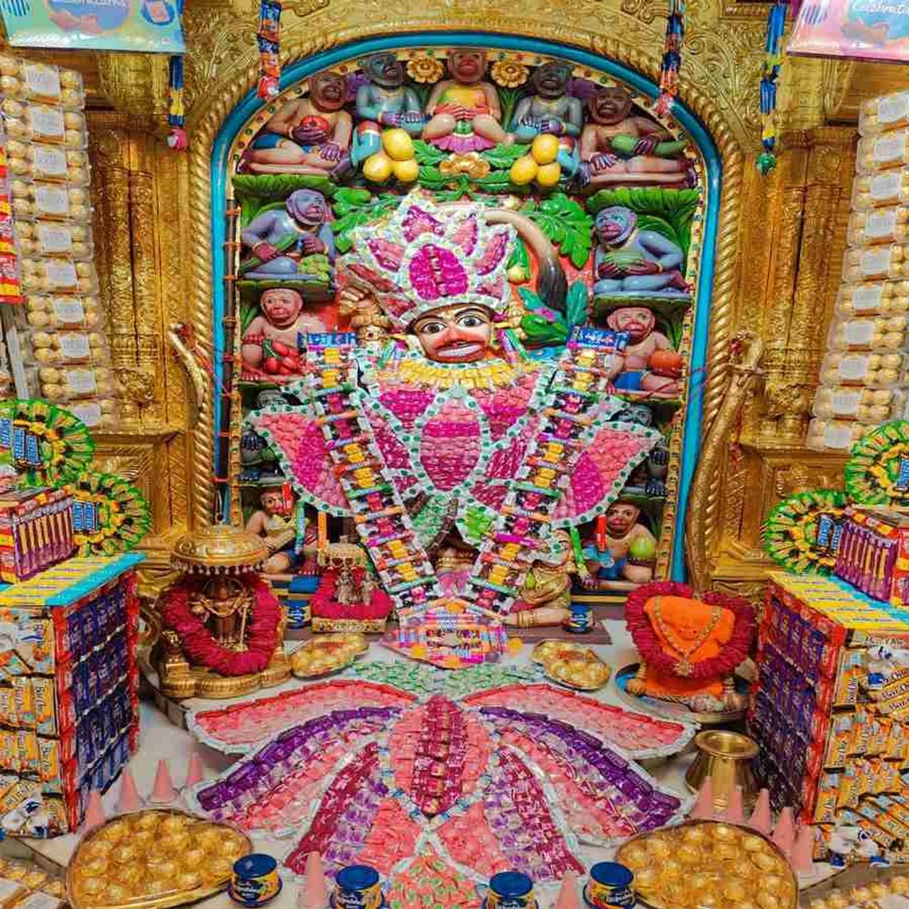 બોટાદ જિલ્લાના સાળંગપુરમાં આવેલા કષ્ટભંજન હનુમાનજી મંદિરમાં પવિત્ર શ્રાવણ માસ નિમિત્તે 6 ઓગસ્ટ શનિવારના રોજ વિશેષ શણગાર કરવામાં આવ્યો છે. ભગવાનને ચોકલેટના વિશેષ વાઘા પહેરાવવામાં આવ્યા છે. 
