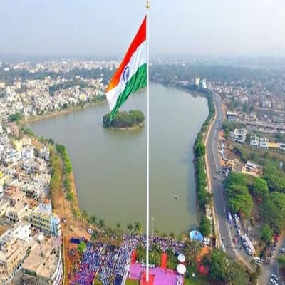 કર્ણાટકઃ કર્ણાટકના બેલગામમાં દેશની સૌથી વધુ ઊંચાઈ પર તિરંગો લહેરાવવામાં આવ્યો છે, તેની ઊંચાઈ 110 મીટર એટલે કે લગભગ 361 ફૂટ છે.