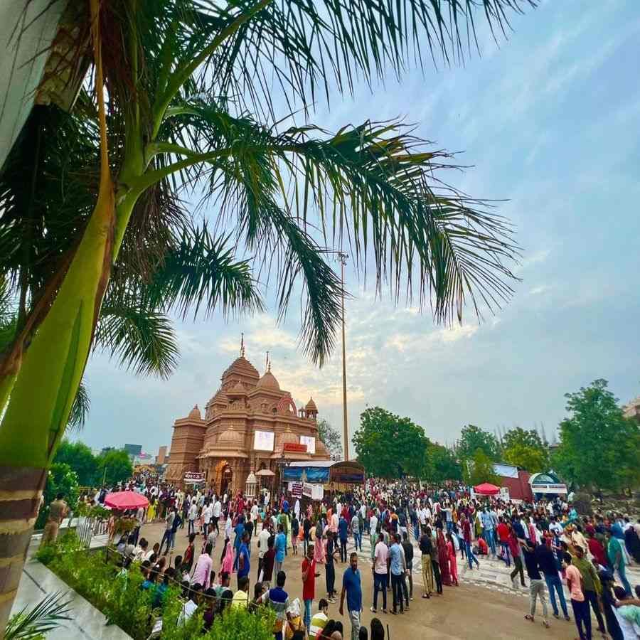 आज शनिवार है और शनिवार को सालंगपुर मंदिर में भक्तों की भारी भीड़ उमड़ती है।  भक्तों ने आज सुबह से ही हनुमानजी की चॉकलेट की सजावट को देखने का अवसर लिया। 
