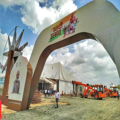 અમદાવાદના સાબરમતી રિવરફ્રન્ટ ખાતે 27 ઓગસ્ટે 'ખાદી ઉત્સવ'નો અનોખો કાર્યક્રમ યોજાઈ રહ્યો છે . જેમાં વડાપ્રધાન નરેન્દ્ર મોદી હાજરી આપશે. માનનીય વડાપ્રધાન એ ખાદીને ખુબ પ્રોત્સાહન આપ્યું છે.  તેના લીધે ખાદીનો વ્યાપ દેશ સહિત વિદેશમાં પણ વધ્યો છે. વર્ષ 2014થી ખાદીના વેચાણમાં 245 ટકાનો વધારો નોંધાયો છે.