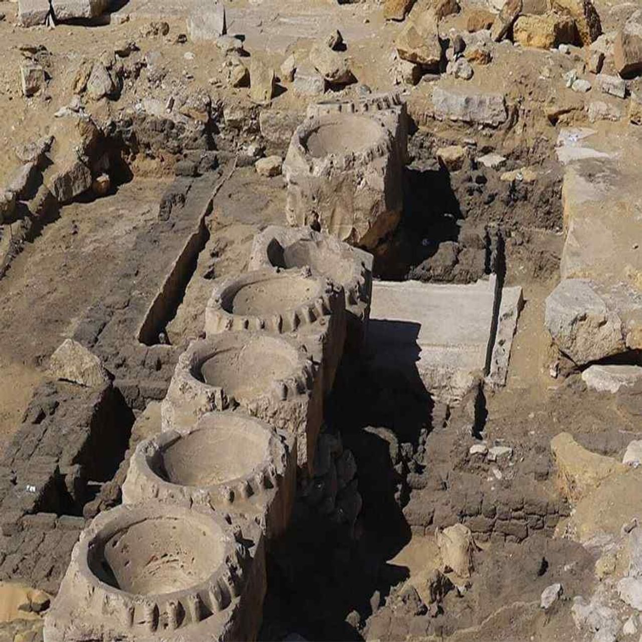 ઈજિપ્તની રાજધાની કાહિરાના દક્ષિણ ભાગમાં અબુસીર વિસ્તારમાં આ મંદિર મળ્યુ છે. જે King Nyuserreના મંદિર નીચે હતુ. ઈજિપ્તના પૂરાતત્વ વિભાગને આ મંદિરના અવશેષો મળ્યા છે. આ અવશેષોમાં કાચી ઈંટો પણ મળી આવી છે.