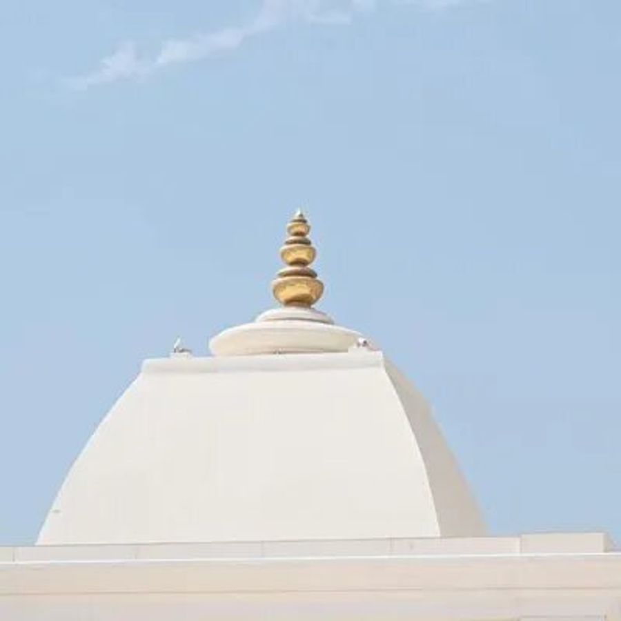 UAEમાં ભવ્ય મંદિર તૈયાર થયુ છે. મળતી માહિતી અનુસાર આ મંદિરમાં 16 દેવી-દેવતાઓની મૂર્તિઓનું  સ્થાપન કરવામાં આવશે. તે સિવાય તેમાં જ્ઞાન કક્ષ અને અન્ય ધાર્મિક પ્રવૃતિઓ માટે સામુદાયિક કેન્દ્ર પણ હશે. સિન્ધુ ગુરુ દરબાર મંદિર જેબેલ અલીમાં અમિરાતા કોરિડોર ઓફ ટોલરેન્સમાં સ્થિત છે. આ સિવાય ત્યાં એક ચર્ચ અને ગુરુદ્વારા પણ છે.
