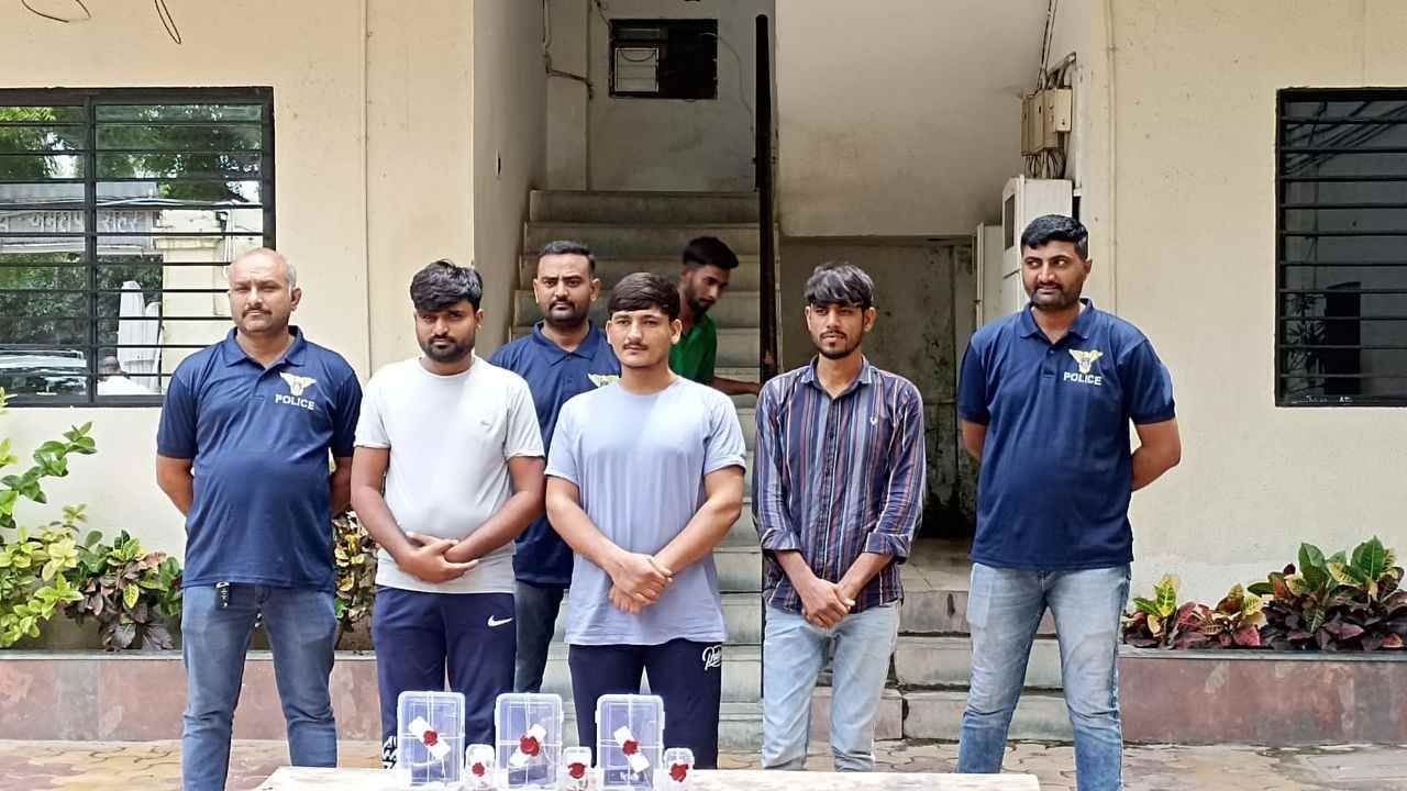 Ahmedabad : સોશિયલ મીડિયાના માધ્યમથી હથિયાર વેચતા 3 આરોપીઓની ક્રાઈમ બ્રાન્ચે ધરપકડ કરી