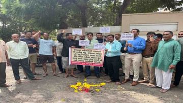 अहमदाबाद : जर्जर सड़कों से परेशान शहरवासियों ने व्यवस्था के खिलाफ आवाज उठाने के लिए अनोखा प्रदर्शन किया.