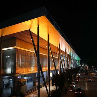 ભારતની આઝાદીના 75માં વર્ષે એટલે કે આ વર્ષે આઝાદીનો અમૃત મહોત્સવ ઉજવી રહ્યુ છે. તે અંતર્ગત દેશમાં ત્રિરંગા યાત્રા જોરશોરથી ચાલી રહી છે. તેની ઉજવણીના ભાગ રુપે  અમદાવાદ એરપોર્ટ પણ ત્રિરંગાના રંગે રંગાયુ છે. તેવા ફોટોઝ સોશિયલ મીડિયામાં અમદાવાદીઓ વચ્ચે વાયરલ થયા છે.
