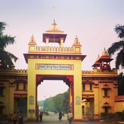 યુપીની શ્રેષ્ઠ યુનિવર્સિટીઓની યાદીમાં બનારસ હિન્દુ યુનિવર્સિટી એટલે કે BHUનું નામ પ્રથમ આવે છે. અખિલ ભારતીય NIRF રેન્કિંગ 2022 માં, આ યુનિવર્સિટીએ છઠ્ઠું સ્થાન મેળવ્યું છે. આ વર્ષે BHU ને NIRF રેન્કિંગમાં 63.20 સ્કોર મળ્યો છે. વારાણસી, UPમાં સ્થિત આ યુનિવર્સિટીમાં દર વર્ષે લાખો વિદ્યાર્થીઓ ભાગ લે છે.