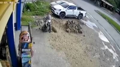 બાઈક સવાર બાઈક સાથે પડ્યો ઉંડા ખાડામાં, લોકોએ કહ્યું - પીછે તો દેખો, જુઓ આ Viral Video