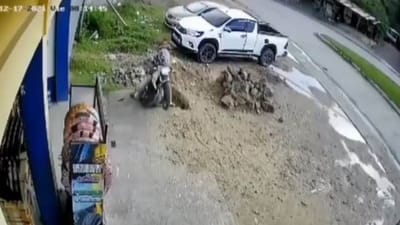 બાઈક સવાર બાઈક સાથે પડ્યો ઉંડા ખાડામાં, લોકોએ કહ્યું - પીછે તો દેખો, જુઓ આ Viral Video