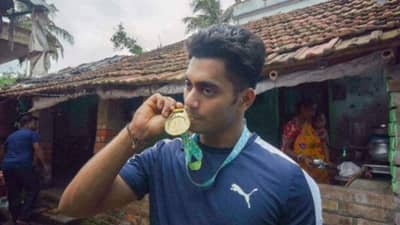 CWG 2022 નો ચેમ્પિયન ગરીબીમાં જીવી રહ્યો છે જીવન, દીકરાના મેડલ માતા ફાટેલી સાડીમાં લપેટીને સાચવે છે