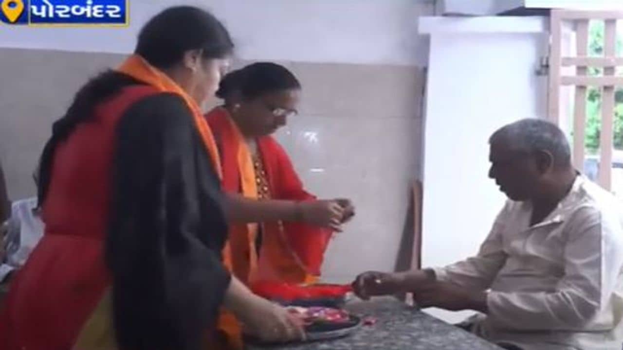 પોરબંદરમાં વિશ્વ હિન્દુ પરિષદની મહિલાઓએ દિવ્યાંગોને રાખડી બાંધી રક્ષાબંધનના પર્વની કરી ઉજવણી, જુઓ VIDEO