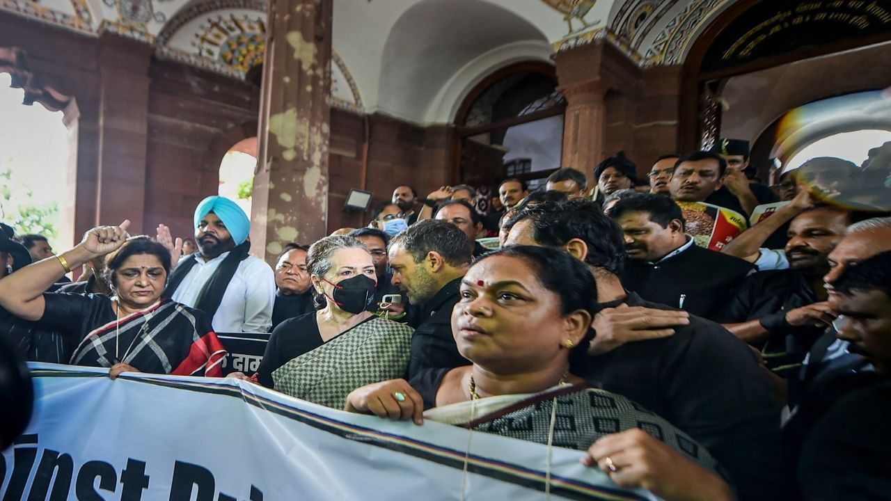 કેન્દ્ર સરકાર સામે મોંઘવારી-બેરોજગારી મુદ્દે કોંગ્રેસનો પ્રહાર, PM નરેન્દ્ર મોદીના નિવાસસ્થાનને ઘેરવાનું એલાન