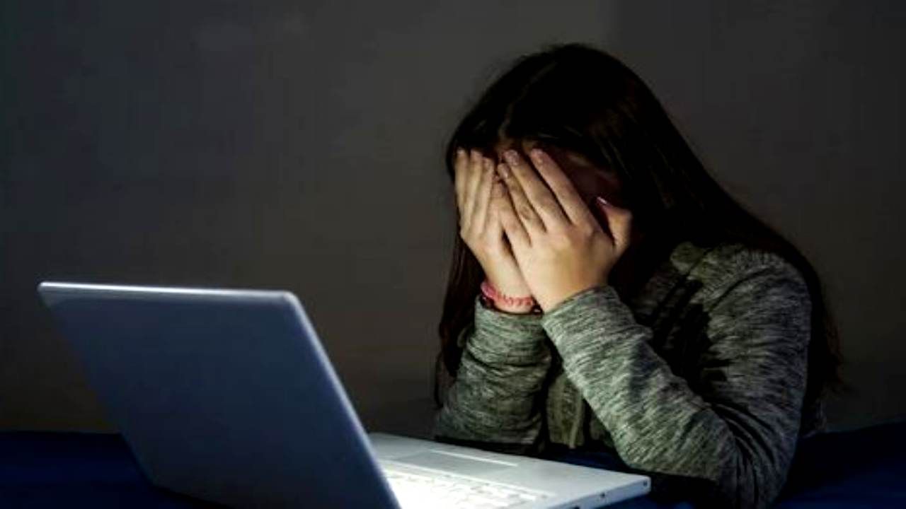 ક્યાંક તમારા બાળકને તો કોઈ ઈન્ટરનેટ પર નથી કરી રહ્યુંને હેરાન ? Cyberbullyingથી તમારા બાળકને આ રીતે બચાવો