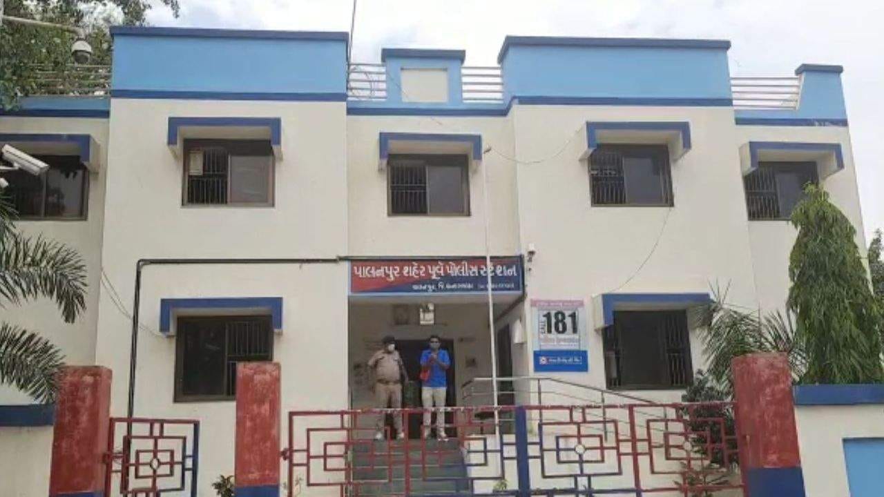 Banaskantha: ડીસાના માલગઢ ગામમાં ધર્મ પરિવર્તને લીધો જીવ, ઘરના મોભીએ કર્યો આપઘાત Banaskantha: ડીસાના માલગઢ ગામમાં ધર્મ પરિવર્તને લીધો જીવ, ઘરના મોભીએ કર્યો આપઘાત